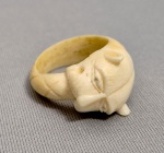 Anel oriental esculpido em Marfim, adornado com cabeça de leão engolindo a cauda. Aro 19/20