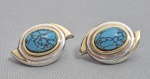 Par de brincos de pressão em prata de lei, detalhes em ouro e cabuchons de Turquesa. Med. 3 cm