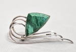 ART DECO - Anos 30/40 -  ISRAEL - Antigo broche / pingente em Prata, ornado com grande pedra ELIAT (Pedra de Salomão), lapidação triangular. Med. 7 x 5 cm. SAIBA O QUE É A ELIAT - PEDRA DE SALOMÃO  ---- A Pedra de Eilat (ou Pedra do Rei Salomão) é um mineral raro e natural, encontrado apenas no sul de Israel, e a tradição diz que são oriundas das antigas minas do Rei Salomão, próximas à cidade de Eilat. É um simbolo de Israel e de extrama importancia dentro da tradição judaica. É uma mistura única de tons de verde e azul, composta por minerais como Crisocola, Malaquita, Turquesa e Azurita. --- VER LINK GEOLOGIA ---  https://geologyscience.com/pt/gemstone/the-eilat-stone-king-solomon-stone/