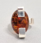 Anel europeu modernista em prata e cabuchon em Ambar do Baltico. Possui 3 contrastes: do joalheiro AZ, outro com a numeração 375 e Cabeça de Minerva. Aro 19/20 ajustável.