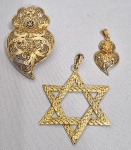 Lote com 3 pingentes portugueses em prata filigranada e dourada: Dois pingentes 'Coração de Viana', um deles, no estado. Med. 6 e 4 cm. Grande pingente em prata filigranada no formato de estrela de Davi. Med. 7 x 6 x 6 cm. Peso total: 31 gramas.