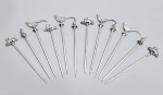 FRANÇA, circa de 1900 - 12 elegantes espetos grandes HÂTELETS franceses, hastes folheadas e acabamentos em Prata no formato de animais (Coelho, Faisão e Cervo). Medida maior: 25 x 08 cm - Os espetos esculpidos representam temas de caça, aves, peixes, frutas, etc, e eram usados para ornamentar diferentes pratos. Apresentamos os espetos em uma prancha do livro "Cozinha Clássica", de Urbain Dubois e Emile Bernard, de 1876, que trata da apresentação de pratos quentes e frios ornamentais com espetos, como trufas, cristas de galo, lagostins e legumes. https://www.proantic.com/en/93146-47-hatelets-silver-plated-skewers-ornamental-dishes.html# ------ https://www.lorfordsantiques.com/set-of-decorative-silver-plate-skewers --- https://www.antiquesboutique.com/antique-silver-kitchenware/-wild-boar-hatelet/itm16731#::text=A%2019th%20century%2C%20French%2C%20silver%20plated%20hatelet,or%20a%20dish%20made%20with%20wild%20boar.