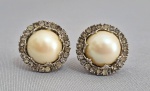 Anos 50/60 - Par de brincos de pressão em metal, grande pérolas centrais (sintéticas) e pedras brancas.