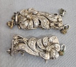 Fecho duplo no formato de flores em Platina e cravejado de diamantes. Med. 3 cm cada. Peso: 12.6 gramas.