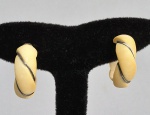 Par de brincos em Marfim e detalhes em Prata. Med. 2.5 cm