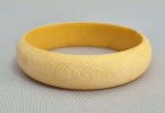 Bracelete esculpido em Marfim. Medida interna: 6.5 cm