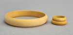 Bracelete e duas alianças em Marfim. Medidas: 6.5 cm. Aros:20/21 e 17/18