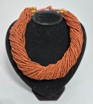 Grande colar oriental com diversos fios em cascalho de coral vermelho escuro. Detalhes em contas de Sândalo e fecho em osso. Med. 52 cm