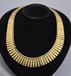 Gargantilha em metal dourado. Med. 43 cm