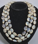 Colar com 3 fios em contas facetadas de Pedras da Lua , intercaladas por contas na cor ambar. Med. 44 cm