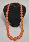 Colar em contas facetadas em Cornalina laranja. Fecho em Prata. Med. 77 cm