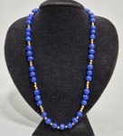 Colar em esferas de Lapis Lazuli e detalhes dourados. Med. 54 cm