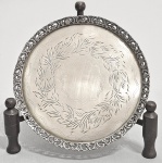 Antiga salva em galeria e pés em Prata e fundo em prata baixissima. Conastres P coroa e Silver. Peso total: 294 e med. 19 cm