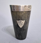 MAPPIN & WEBB - Séc. XIX - Antigo copo GEORGE III em chifre polido e detalhes em Prata de lçei inglesa. Contrastes do prateiro, leão passante e de Londres. Med. 12 x 8 cm. Pequeno restauro na base. ------- https://www.1stdibs.com/furniture/dining-entertaining/barware/antique-english-george-iii-signed-silver-mounted-horn-cup-j-metcalfe/id-f_34039432/  ------- http://www.puckeringsantiques.com/259742/antique-english-horn-sterling-silver-cup-or-beaker-1858/ --------- https://www.shopcurioshop.com/all/p/19th-century-english-sterling-silver-mounted-horn-gobletsset-of-6