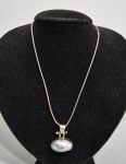 Colar e pingente em Prata e grande pérola Mabe acinzentada. Med. 41 e 3 x 3 cm