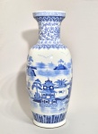 CHINA, DINASTIA QING, SÉC.XIX - Grande e antigo vaso em porcelana chinesa azul e branca de Cantão, decorado com paisagens, pagodes e outros elementos. Sem marca. Med. 64 x 26,5 cm.