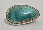 ISRAEL - Antigo broche / pingente em Prata, ornado com grande pedra ELIAT (Pedra de Salomão), lapidação triangular. Med. 6 x 4 cm. SAIBA O QUE É A ELIAT - PEDRA DE SALOMÃO  ---- A Pedra de Eilat (ou Pedra do Rei Salomão) é um mineral raro e natural, encontrado apenas no sul de Israel, e a tradição diz que são oriundas das antigas minas do Rei Salomão, próximas à cidade de Eilat. É um simbolo de Israel e de extrama importancia dentro da tradição judaica. É uma mistura única de tons de verde e azul, composta por minerais como Crisocola, Malaquita, Turquesa e Azurita. VER LINK GEOLOGIA ---  https://geologyscience.com/pt/gemstone/the-eilat-stone-king-solomon-stone/