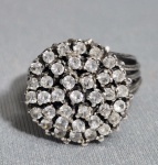 Anos 40/50 - Anel chuveiro em Prata com banho de ouro branco, cravejado de pedras brancas, possivelmente safiras brancas. Aro 16