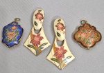 Conjunto em cloisonné chinês sendo: Par de brincos com desenho de orquídeas e dois pingentes decorados com flores. Med. 5.5 e 4 cm