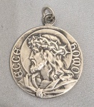 Antiga medalha sacra em prata: Ecce  Homo com face de Cristo e de Maria. Med. 4 x 3 cm Peso: 13 gramas.