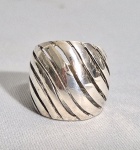 Anel bombê em prata lisa com frisos fenestrados. Aro 18