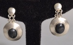 Par de brincos em prata escovada e cabuchon em ônix. Med. 3.5 cm