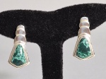 Par de brincos em prata com placa em malaquitas. Med. 3 cm