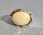 Anel em prata, detalhes em ouro e placa cabuchon em Marfim. Aro 18