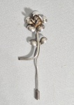 Antigo alfinete em Prata no formato de rosa. Med. 8 cm