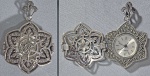 Antigo pingente relógio (removível) em prata contrastada 925 no formato de flor. Tampa fenestrada e cravejada de Marcassitas. (relógio necessita revisão).