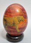 AFRICA DO SUL - Ovo de avestruz com figura de Guepardos em decoupage. Med. 17 cm. base em madeira. Ver outros: https://earthafricacurio.com/shop-online/ostrich-eggs-south-africa/ostrich-egg-shells-south-africa-lion-2-detail