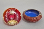 Lote com dois cinzeiros sendo um em vidro veneziano e outro em laca chinesa. Med.