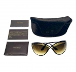 TOM FORD - ORIGINAL - ÓCULOS DE SOL, MADE IN ITALY, MODELO NARCISSA TF129-47, MEDINDO 67 X 10 X 115 MM. AQUISIÇÃO DE UMA PEÇA SEMINOVA, POR ESSE MOTIVO PODE APRESENTAR ALGUNS SINAIS DE USO, QUE NÃO DESCLASSIFICAM A PEÇA, PELO CONTRÁRIO, EVIDENCIAM A QUALIDADE DOS PRODUTOS ORIGINAIS, SUA DURABILIDADE E TENDÊNCIAS ATEMPORAIS.