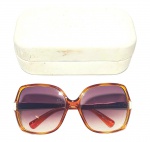 MARC BY MARC JACOBS - ORIGINAL - ÓCULOS DE SOL, MODELO MMJ-122/S, ONIQJS, MEDINDO 59 X 14 X 125 MM. AQUISIÇÃO DE UMA PEÇA SEMINOVA, POR ESSE MOTIVO PODE APRESENTAR ALGUNS SINAIS DE USO, QUE NÃO DESCLASSIFICAM A PEÇA, PELO CONTRÁRIO, EVIDENCIAM A QUALIDADE DOS PRODUTOS ORIGINAIS, SUA DURABILIDADE E TENDÊNCIAS ATEMPORAIS.