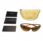 TOM FORD - ORIGINAL - ÓCULOS DE SOL, MADE IN ITALY, MODELO JENNIFER TF8, COL 602, MEDINDO 61 X 16 X 120 MM. AQUISIÇÃO DE UMA PEÇA SEMINOVA, POR ESSE MOTIVO PODE APRESENTAR ALGUNS SINAIS DE USO, QUE NÃO DESCLASSIFICAM A PEÇA, PELO CONTRÁRIO, EVIDENCIAM A QUALIDADE DOS PRODUTOS ORIGINAIS, SUA DURABILIDADE E TENDÊNCIAS ATEMPORAIS.