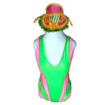 DIVERTIDO DUO CARNAVALESCO, SENDO VISEIRA RICAMENTE DECORADA, MEDINDO 16 X 30 X 23 CM E MAIÔ, TAMANHO P.