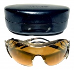 ROBERTO CAVALLI - ORIGINAL - ÓCULOS DE SOL, MODELO CARNEIA. AQUISIÇÃO DE UMA PEÇA SEMINOVA, POR ESSE MOTIVO PODE APRESENTAR ALGUNS SINAIS DE USO, QUE NÃO DESCLASSIFICAM A PEÇA, PELO CONTRÁRIO, EVIDENCIAM A QUALIDADE DOS PRODUTOS ORIGINAIS, SUA DURABILIDADE E TENDÊNCIAS ATEMPORAIS.