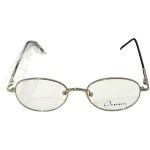 ONNIX - ARMAÇÃO DE ÓCULOS INFANTIL CONFECCIONADA EM METAL, MODELO 275, COR 2, PLAQUETAS FLEXÍVEIS, PODENDO SE AJUSTAR A DIFERENTES TAMANHOS E FORMATOS DE NARIZ, MEDINDO 44 X 15 X 120 MM. ESTILO EXTREMAMENTE VERSÁTIL, LEVE E DELICADO COMBINANDO COM VÁRIOS TIPOS DE ROSTO E ESTILOS DIFERENTES. TRATA-SE DE PEÇA SEMINOVA, PODENDO APRESENTAR SINAIS DE USO, MARCAS DO TEMPO, DESGASTES NATURAIS, PEQUENAS IMPERFEIÇÕES, RESTAUROS, REPAROS E/OU OUTRAS CARACTERÍSTICAS PRÓPRIAS DE SUA NATUREZA, USO E ESTADO DE CONSERVAÇÃO, NÃO SENDO TAIS ASPECTOS, POR SI SÓ, MOTIVO PARA DESCLASSIFICAÇÃO, CANCELAMENTO OU QUESTIONAMENTOS POSTERIORES, DEVENDO O ARREMATANTE CONSIDERAR TAIS CONDIÇÕES PREVIAMENTE À OFERTA E ARREMATAÇÃO.