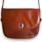 MESBLA - BOLSA TIRACOLO, CONFECCIONADA EM MATERIAL, POSSIVELMENTE COURO, COR CARAMELO, ALÇA AJUSTAVÉL, MEDINDO 16 X 25 CM. TRATA-SE DE PEÇA SEMINOVA, PODENDO APRESENTAR SINAIS DE USO, MARCAS DO TEMPO, DESGASTES NATURAIS, PEQUENAS IMPERFEIÇÕES, RESTAUROS, REPAROS E/OU OUTRAS CARACTERÍSTICAS PRÓPRIAS DE SUA NATUREZA, USO E ESTADO DE CONSERVAÇÃO, NÃO SENDO TAIS ASPECTOS, POR SI SÓ, MOTIVO PARA DESCLASSIFICAÇÃO, CANCELAMENTO OU QUESTIONAMENTOS POSTERIORES, DEVENDO O ARREMATANTE CONSIDERAR TAIS CONDIÇÕES PREVIAMENTE À OFERTA E ARREMATAÇÃO.