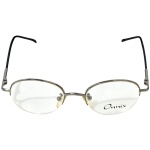 ONNIX - ARMAÇÃO DE ÓCULOS INFANTIL CONFECCIONADA EM METAL COM NYLON, MODELO 275N, COR 2, PLAQUETAS FLEXÍVEIS, PODENDO SE AJUSTAR A DIFERENTES TAMANHOS E FORMATOS DE NARIZ, MEDINDO 46 X 15 X 130 MM. ESTILO EXTREMAMENTE VERSÁTIL, LEVE E DELICADO COMBINANDO COM VÁRIOS TIPOS DE ROSTO E ESTILOS DIFERENTES. TRATA-SE DE PEÇA SEMINOVA, PODENDO APRESENTAR SINAIS DE USO, MARCAS DO TEMPO, DESGASTES NATURAIS, PEQUENAS IMPERFEIÇÕES, RESTAUROS, REPAROS E/OU OUTRAS CARACTERÍSTICAS PRÓPRIAS DE SUA NATUREZA, USO E ESTADO DE CONSERVAÇÃO, NÃO SENDO TAIS ASPECTOS, POR SI SÓ, MOTIVO PARA DESCLASSIFICAÇÃO, CANCELAMENTO OU QUESTIONAMENTOS POSTERIORES, DEVENDO O ARREMATANTE CONSIDERAR TAIS CONDIÇÕES PREVIAMENTE À OFERTA E ARREMATAÇÃO.