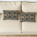 HOME STYLE BY CAMICADO - DELICADO CONJUNTO DE ALMOFADAS, LINHA ELEMENT SINTAPUR, CONFECCIONADAS EM ALGODÃO E POLIÉSTER, BORDAS PRODUZIDAS ARTESANALMENTE, COMPOSTO POR DUAS PEÇAS, MEDINDO 30 X 50 CM CADA. APRESNETAM MARCAS DO TEMPO E/OU USO, CONFORME FOTOS EXTRAS.