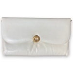 BOLSA CLUTCH, CONFECCIONADA EM MATERIAL, POSSIVELMENTE COURO, COR BRANCA, ALÇA E FECHO EM METAL DOURADO, BOLSO INTERNO, MEDINDO 13 X 23 CM. TRATA-SE DE PEÇA SEMINOVA, PODENDO APRESENTAR SINAIS DE USO, MARCAS DO TEMPO, DESGASTES NATURAIS, PEQUENAS IMPERFEIÇÕES, RESTAUROS, REPAROS E/OU OUTRAS CARACTERÍSTICAS PRÓPRIAS DE SUA NATUREZA, USO E ESTADO DE CONSERVAÇÃO, NÃO SENDO TAIS ASPECTOS, POR SI SÓ, MOTIVO PARA DESCLASSIFICAÇÃO, CANCELAMENTO OU QUESTIONAMENTOS POSTERIORES, DEVENDO O ARREMATANTE CONSIDERAR TAIS CONDIÇÕES PREVIAMENTE À OFERTA E ARREMATAÇÃO.