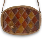 BOLSA TIRACOLO, CONFECCIONADA EM MATERIAL, POSSIVELMENTE COURO, DECORAÇÃO COM PATCHWORK MULTICOLORIDO, MEDINDO 21 X 28 CM. NECESSITA DE REPARO NA ALÇA, CONFORME FOTOS ANEXAS. TRATA-SE DE PEÇA SEMINOVA, PODENDO APRESENTAR SINAIS DE USO, MARCAS DO TEMPO, DESGASTES NATURAIS, PEQUENAS IMPERFEIÇÕES, RESTAUROS, REPAROS E/OU OUTRAS CARACTERÍSTICAS PRÓPRIAS DE SUA NATUREZA, USO E ESTADO DE CONSERVAÇÃO, NÃO SENDO TAIS ASPECTOS, POR SI SÓ, MOTIVO PARA DESCLASSIFICAÇÃO, CANCELAMENTO OU QUESTIONAMENTOS POSTERIORES, DEVENDO O ARREMATANTE CONSIDERAR TAIS CONDIÇÕES PREVIAMENTE À OFERTA E ARREMATAÇÃO.