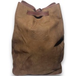 SOFT SHOES - BOLSA CONFECCIONADA EM COURO NOBUCK, ESTILO SACO MARINHEIRO, COR MARROM, ALÇA AJUSTAVÉL, MEDINDO 38 X 40 CM. TRATA-SE DE PEÇA SEMINOVA, PODENDO APRESENTAR SINAIS DE USO, MARCAS DO TEMPO, DESGASTES NATURAIS, PEQUENAS IMPERFEIÇÕES, RESTAUROS, REPAROS E/OU OUTRAS CARACTERÍSTICAS PRÓPRIAS DE SUA NATUREZA, USO E ESTADO DE CONSERVAÇÃO, NÃO SENDO TAIS ASPECTOS, POR SI SÓ, MOTIVO PARA DESCLASSIFICAÇÃO, CANCELAMENTO OU QUESTIONAMENTOS POSTERIORES, DEVENDO O ARREMATANTE CONSIDERAR TAIS CONDIÇÕES PREVIAMENTE À OFERTA E ARREMATAÇÃO.