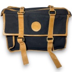 YKK - BOLSA CONFECCIONADA EM LONA, ESTILO MENSAGEIRO OU SATCHEL, COR PRETA, DEBRUNS EM COURO MARROM, ALÇAS DE MÃO, DOIS BOLSOS EXTERNOS FRONTAIS, FIVELAS EM METAL DOURADO, MEDINDO 31 X 44 CM. TRATA-SE DE PEÇA SEMINOVA, PODENDO APRESENTAR SINAIS DE USO, MARCAS DO TEMPO, DESGASTES NATURAIS, PEQUENAS IMPERFEIÇÕES, RESTAUROS, REPAROS E/OU OUTRAS CARACTERÍSTICAS PRÓPRIAS DE SUA NATUREZA, USO E ESTADO DE CONSERVAÇÃO, NÃO SENDO TAIS ASPECTOS, POR SI SÓ, MOTIVO PARA DESCLASSIFICAÇÃO, CANCELAMENTO OU QUESTIONAMENTOS POSTERIORES, DEVENDO O ARREMATANTE CONSIDERAR TAIS CONDIÇÕES PREVIAMENTE À OFERTA E ARREMATAÇÃO.