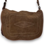 BOLSA CONFECCIONADA EM CAMURÇA, COR MARROM, DUAS DIVISÓRIAS INTERNAS, DOIS BOLSOS INTERNOS, ALÇA AJUSTAVÉL, MEDINDO 28 X 38 CM. TRATA-SE DE PEÇA SEMINOVA, PODENDO APRESENTAR SINAIS DE USO, MARCAS DO TEMPO, DESGASTES NATURAIS, PEQUENAS IMPERFEIÇÕES, RESTAUROS, REPAROS E/OU OUTRAS CARACTERÍSTICAS PRÓPRIAS DE SUA NATUREZA, USO E ESTADO DE CONSERVAÇÃO, NÃO SENDO TAIS ASPECTOS, POR SI SÓ, MOTIVO PARA DESCLASSIFICAÇÃO, CANCELAMENTO OU QUESTIONAMENTOS POSTERIORES, DEVENDO O ARREMATANTE CONSIDERAR TAIS CONDIÇÕES PREVIAMENTE À OFERTA E ARREMATAÇÃO.