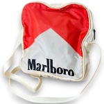 MARLBORO - BOLSA UNISEX, COR BRANCA E VERMELHA, MEDINDO 22 X 21 CM. APRESENTA MARCAS DE TEMPO E/OU USO.