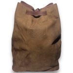 SOFT SHOES - BOLSA CONFECCIONADA EM COURO NOBUCK, ESTILO SACO MARINHEIRO, COR MARROM, ALÇA AJUSTAVÉL, MEDINDO 38 X 40 CM. TRATA-SE DE PEÇA SEMINOVA, PODENDO APRESENTAR SINAIS DE USO, MARCAS DO TEMPO, DESGASTES NATURAIS, PEQUENAS IMPERFEIÇÕES, RESTAUROS, REPAROS E/OU OUTRAS CARACTERÍSTICAS PRÓPRIAS DE SUA NATUREZA, USO E ESTADO DE CONSERVAÇÃO, NÃO SENDO TAIS ASPECTOS, POR SI SÓ, MOTIVO PARA DESCLASSIFICAÇÃO, CANCELAMENTO OU QUESTIONAMENTOS POSTERIORES, DEVENDO O ARREMATANTE CONSIDERAR TAIS CONDIÇÕES PREVIAMENTE À OFERTA E ARREMATAÇÃO.