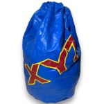 XYZ - BOLSA CONFECCIONADA EM MATERIAL PLÁSTICO, ESTILO SACO MARINHEIRO, COR AZUL ROYAL, ESTAMPA CENTRAL SILCADA, ALÇA EM CORDÃO, MEDINDO 52 X 44 CM. TRATA-SE DE PEÇA SEMINOVA, PODENDO APRESENTAR SINAIS DE USO, MARCAS DO TEMPO, DESGASTES NATURAIS, PEQUENAS IMPERFEIÇÕES, RESTAUROS, REPAROS E/OU OUTRAS CARACTERÍSTICAS PRÓPRIAS DE SUA NATUREZA, USO E ESTADO DE CONSERVAÇÃO, NÃO SENDO TAIS ASPECTOS, POR SI SÓ, MOTIVO PARA DESCLASSIFICAÇÃO, CANCELAMENTO OU QUESTIONAMENTOS POSTERIORES, DEVENDO O ARREMATANTE CONSIDERAR TAIS CONDIÇÕES PREVIAMENTE À OFERTA E ARREMATAÇÃO.