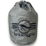 BOLSA CONFECCIONADA EM MATERIAL PLÁSTICO, ESTILO SACO MARINHEIRO, COR CINZA, ESTAMPA CENTRAL SILCADA, ALÇA EM CORDÃO, MEDINDO 52 X 44 CM. TRATA-SE DE PEÇA SEMINOVA, PODENDO APRESENTAR SINAIS DE USO, MARCAS DO TEMPO, DESGASTES NATURAIS, PEQUENAS IMPERFEIÇÕES, RESTAUROS, REPAROS E/OU OUTRAS CARACTERÍSTICAS PRÓPRIAS DE SUA NATUREZA, USO E ESTADO DE CONSERVAÇÃO, NÃO SENDO TAIS ASPECTOS, POR SI SÓ, MOTIVO PARA DESCLASSIFICAÇÃO, CANCELAMENTO OU QUESTIONAMENTOS POSTERIORES, DEVENDO O ARREMATANTE CONSIDERAR TAIS CONDIÇÕES PREVIAMENTE À OFERTA E ARREMATAÇÃO.